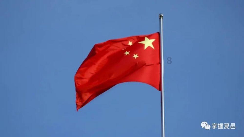 列车上两名乘客发生争执，被邻座大哥一席话幽默化解，车厢气氛瞬间热烈，为大哥鼓掌叫好